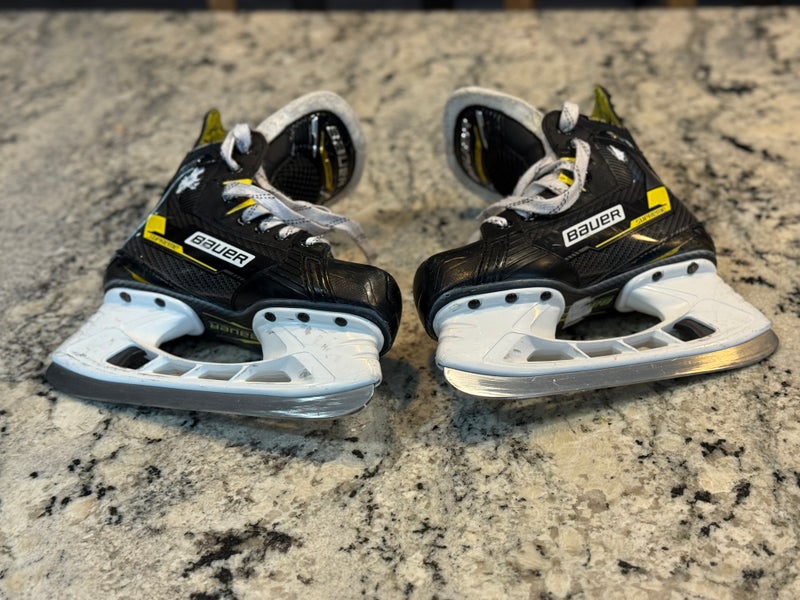 2022 Bauer Supreme M4 Hockey Skates Regular Width Size 2 (Used)