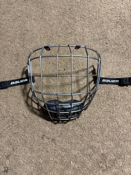 Medium Bauer Profile III Facemask Full Cage (Used)