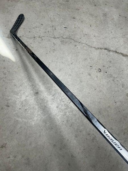 82 Flex Custom P28 Senior Bauer Vapor Hyperlite Right Hand Hockey Stick Pro Stock NHL (New)