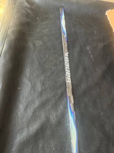 Junior Bauer Vapor FlyLite Right Handed Hockey Stick P29 50 Flex (New)