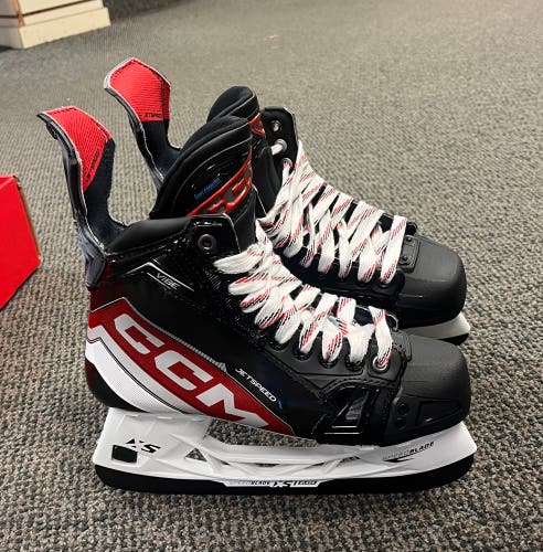 Intermediate CCM JetSpeed Vibe Hockey Skates Size 6 Regular Width