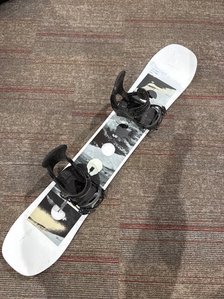 2021 Burton Flight Attendant Snowboard With Medium Burton MalaVita EST Bindings 156 cm (Used)
