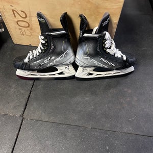 2021 Bauer Vapor Hyperlite Hockey Skates Pro Stock Size 5.5 (Used)