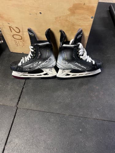 2021 Bauer Vapor Hyperlite Hockey Skates Pro Stock Size 5.5 (Used)