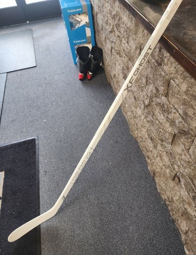 Senior White NEW RELEASE CCM Xf ghost Right Handed Hockey Stick P28M 75 Flex (New)