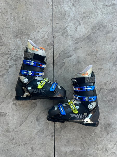 Mondo 29 & 29.5 Men's Salomon Wave All Mountain Ski Boots Medium Flex (Used)