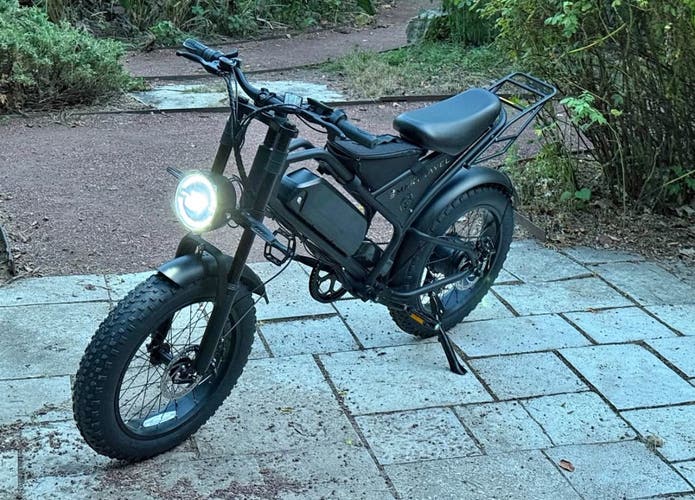 BRAND NEW E-BIKE •30 MPH • 35 MILE RANGE