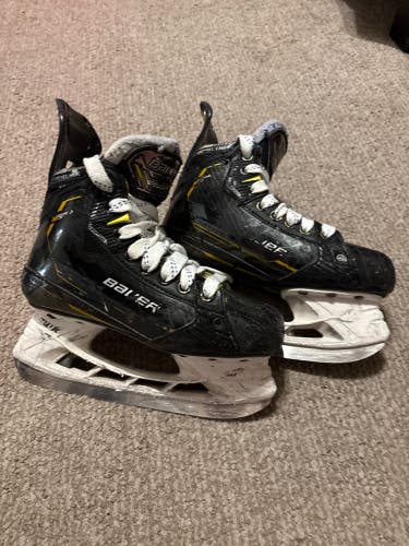 2022 Bauer Supreme M5 Pro Hockey Skates Regular Width Size 3.5 (Used)