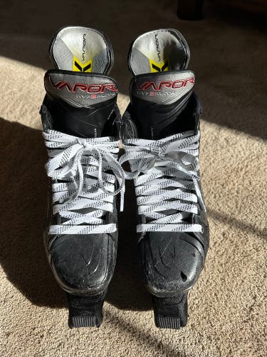 2021 Bauer Vapor Hyperlite Hockey Skates Regular Width Size 5.5 (Used)