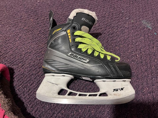 Bauer Supreme 150 Hockey Skates Size 3 (Used)
