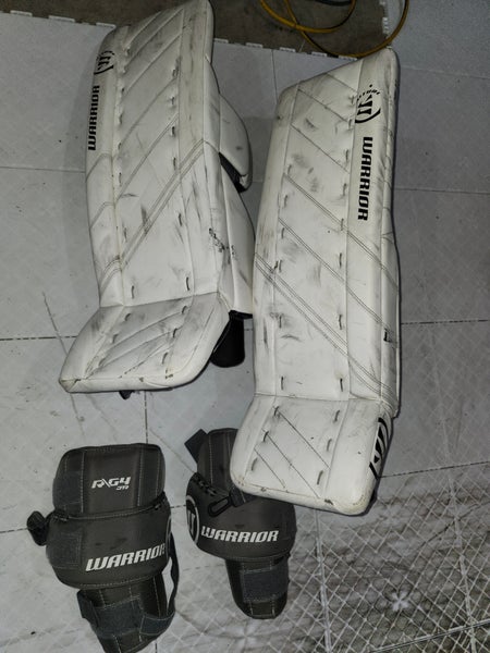 28" Warrior Ritual G4 Goalie Leg Pads (Used)