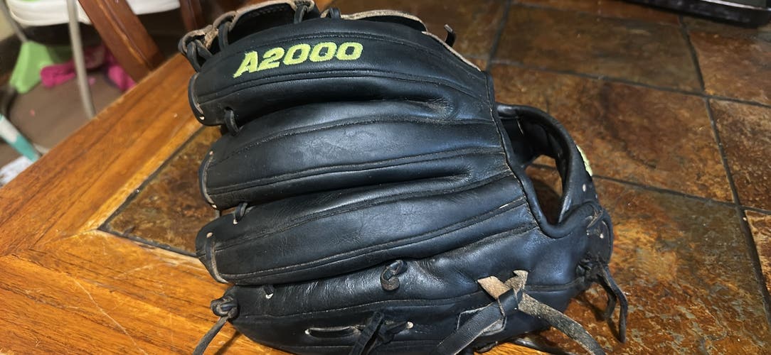 Wilson A2000 RH Pitcher's Baseball Glove 11.75" (Used)