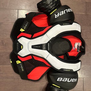 Men's Medium Intermediate Bauer Shoulder Pads (Used)