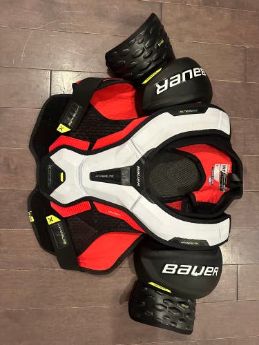 Men's Medium Intermediate Bauer Shoulder Pads (Used)