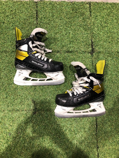 Junior Bauer Supreme 3S Hockey Skates Regular Width Size 3.0 (Used)