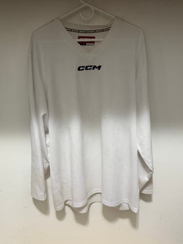 White Medium Men's CCM 5000 Jersey (Used)