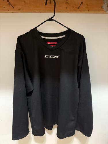 Black Medium Men's CCM 5000 Jersey (Used)