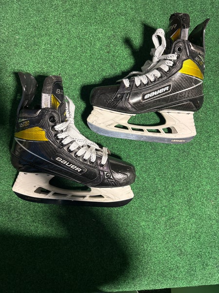 Intermediate Bauer Supreme UltraSonic Hockey Skates (Fit 1) Size 5.5 (Used)