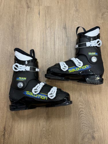 Used Junior / Teen Salomon Team Ski Boots | Mondo Size 26 | Sole Length 306 mm