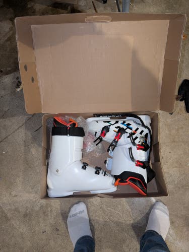 Mondo 28 & 28.5 Men's Rossignol Hero World Cup ZJ+ Ski Boots Stiff Flex (New)