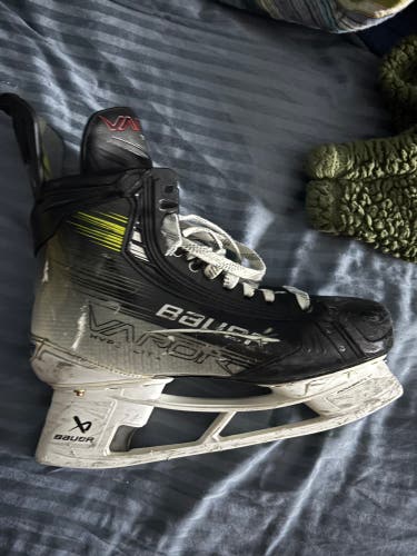 2023 Bauer Vapor Hyperlite 2 Hockey Skates Wide Width 8.5 (Used)