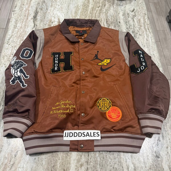 AIR JORDAN X HONOR THE GIFT VARSITY JACKET BROWN DX6243-204 MEN’S XL $350 RARE
New With Tags-Rare