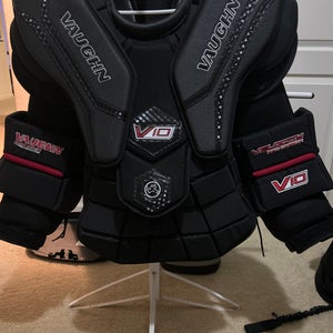 Medium 2024 Vaughn V10 Pro Carbon Goalie Chest Protector (New)