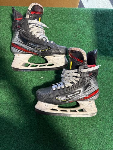 Junior Bauer Vapor 2X Pro Hockey Skates (Regular) Size 4 (Used)