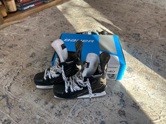 2024 Bauer Supreme M40 Hockey Skates Regular Width Size 5.5 (Used)