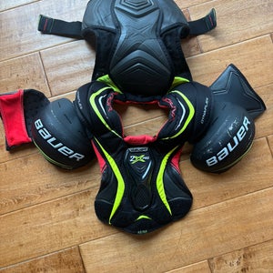 Medium Junior Bauer Vapor 2x pro Shoulder Pads (Used)