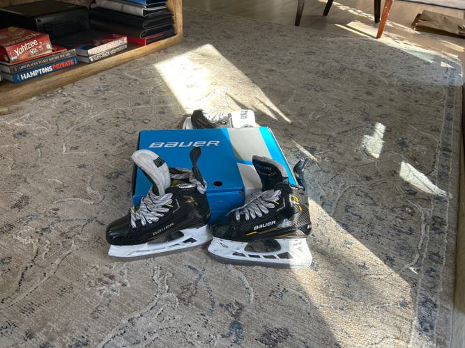 2022 Bauer Supreme M5 Pro Hockey Skates Extra Wide Width Size 3 (Used)