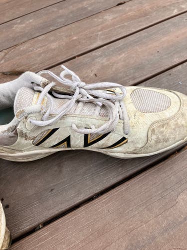 White Men's Size M 8.5 (W 9.5) Adult New Balance Low Top Molded Cleats (Used)