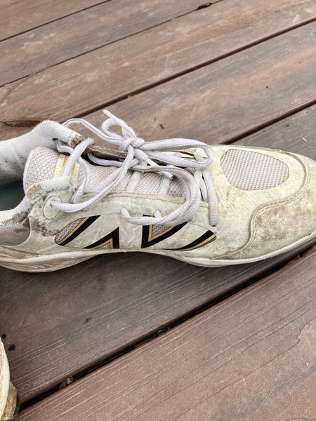 White Men's Size M 8.5 (W 9.5) Adult New Balance Low Top Molded Cleats (Used)