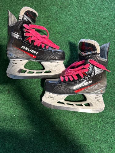 Junior Bauer Vapor X LTX Pro Hockey Skates (Extra Wide) Size 2 (Used)