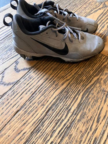 Gray Kid's 6Y (Big Kids / Youth) Youth Nike Low Top Molded Cleats (Used)