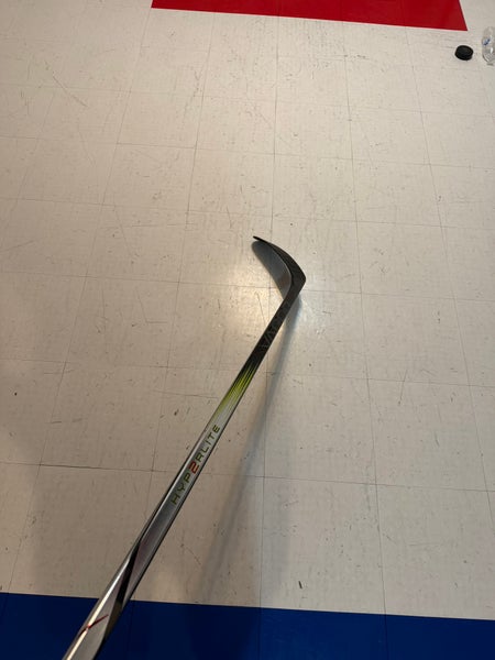 Senior Bauer Vapor Hyperlite 2 Right Handed Hockey Stick P28 65 Flex (Used)