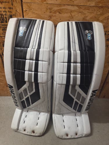 Vaughn VE8 Pro Carbon Goalie Pads. 32+2