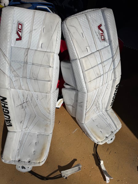30" 2023 Vaughn Velocity V10 Pro Carbon Goalie Leg Pads (Used)