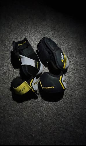 Youth Medium Bauer Supreme matrix Elbow Pads (Used)