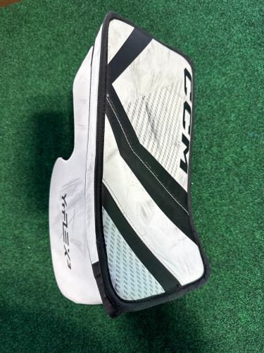 White Youth CCM YTFLEX3 Goalie Blocker Regular (Used)