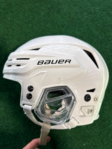 White Medium Bauer Re-Akt 85 Helmet (Used)
