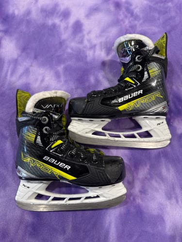 Youth Bauer Vapor X4 Hockey Skates Regular Width 11.5 (Used)