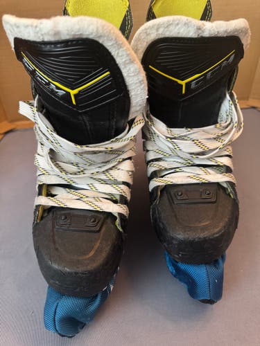 CCM Super Tacks 9370 Hockey Skates Regular Width Size 2.5 (Used)