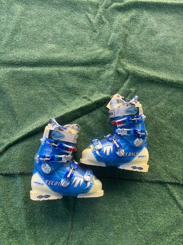 Women's Tecnica Attiva Ski Boots | Mondo 24 & 24.5