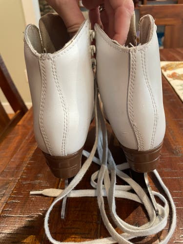 Jackson Ultima Mystique Figure Skates Junior 12 (Used)