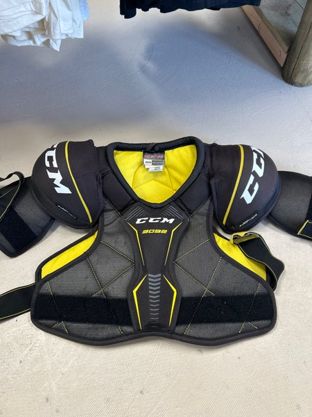 Medium Senior CCM Tacks 3092 Shoulder Pads (Used)