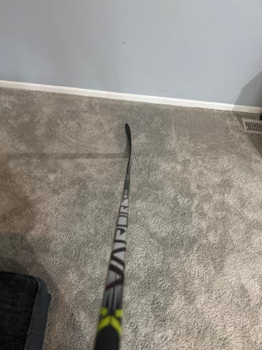 Intermediate Bauer Hyperlite 2 Right Handed Hockey Stick P28 70 Flex (Used)
