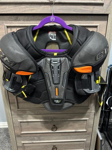 Men's Medium Senior CCM Tacks ASV Shoulder Pads (Used)