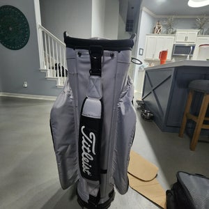 Men's Titleist Bag (Barely Used)