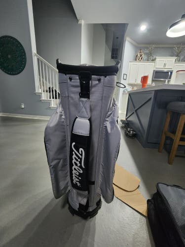 Men's Titleist Bag (Barely Used)